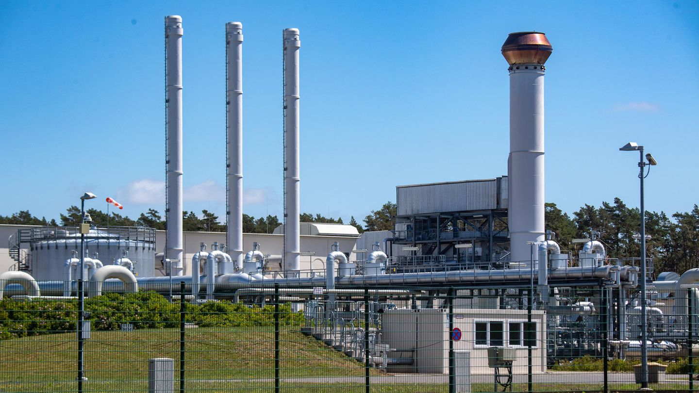 Blick auf Rohrsysteme und Absperrvorrichtungen in der Gasempfangsstation der Ostseepipeline Nord Stream 1
