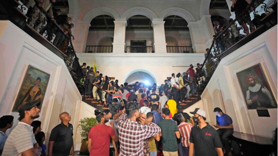 Sri Lanka, Colombo: Demonstranten stürmen die offizielle Residenz des Präsidenten von Sri Lanka. Sri Lanka, Colombo: Demonstranten stürmen die offizielle Residenz des Präsidenten von Sri Lanka.