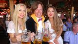 Ramona und Jürgen Drews mit Tochter Joelina genießen 2018 einen Besuch auf dem Oktoberfest