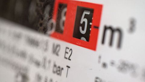 Ein Stromzähler läuft: Eine Energiepauschale soll Arbeitnehmern helfen, die hohen Preise für Energie zu tragen. 