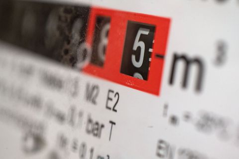 Ein Stromzähler läuft: Eine Energiepauschale soll Arbeitnehmern helfen, die hohen Preise für Energie zu tragen. 