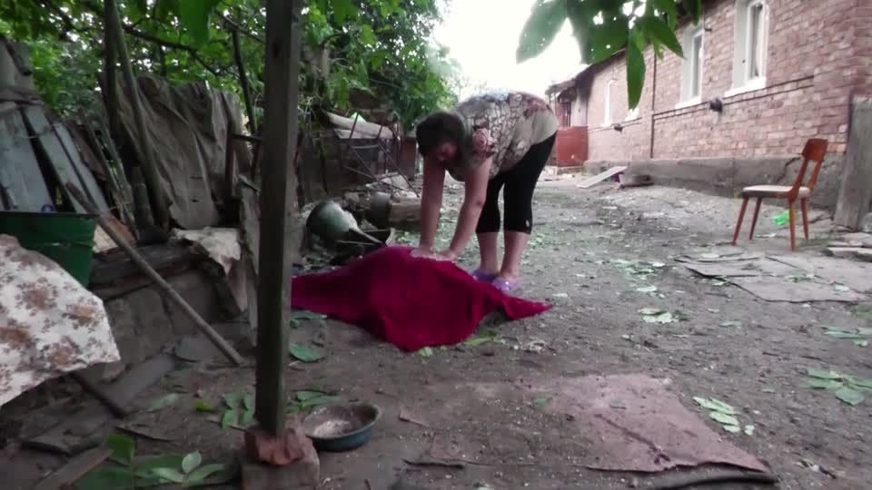 Video: Donezk: Familie trauert um getötete Großmutter