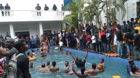Regierungsgegner schwimmen in einem Swimmingpool der offiziellen Residenz des sri-lankischen Präsidenten