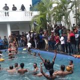 Regierungsgegner schwimmen in einem Swimmingpool der offiziellen Residenz des sri-lankischen Präsidenten