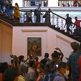 Menschen drängen sich im Inneren des Präsidentenpalasts
