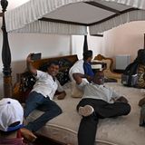 Männer legen sich auf ein Bett im Präsidentenpalast