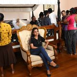 Etwas mondäner zeigt sich dagegen diese junge Frau, die in einem Sessel für ein Foto posiert