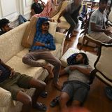 Hier ruhen sich einige der Palastbesetzer auf einem Sofa und dem Boden aus