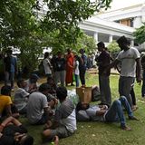 Einige haben es weniger bequem und rasten im Garten, hier des Präsidentenpalastes