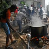 Ein Mann kocht im Garten des Präsidentenpalasts
