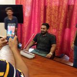 Ein Mann posiert für Fotos, während er auf dem Stuhl von Präsident Gotabaya Rajapaksa sitzt