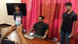 Ein Mann posiert für Fotos, während er auf dem Stuhl von Präsident Gotabaya Rajapaksa sitzt