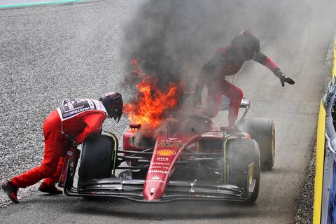 Formel-1-Rennfahrer Carlos Sainz steigt aus seinem brennenden Ferrari aus