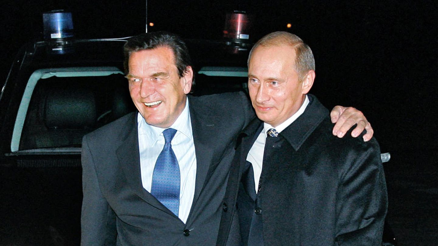 Gerhard Schröder legt Putin einen Arm über die Schulter