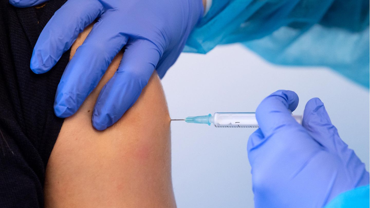 Eine Frau wird mit einem Corona-Impfstoff geimpft