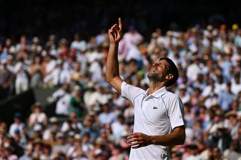 Novak Djokovic feiert seinen Sieg in Wimbledon