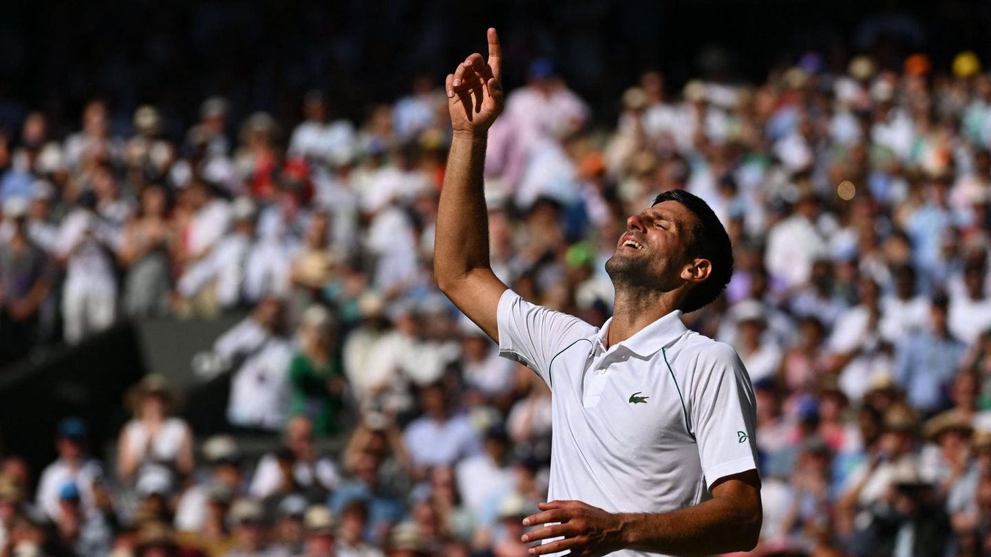 Novak Djokovic feiert seinen Sieg in Wimbledon