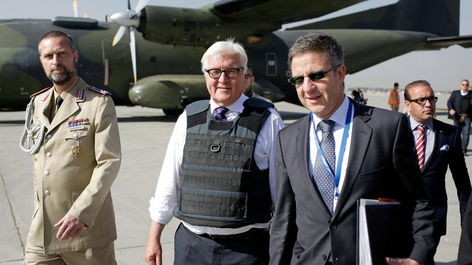 Steinmeier wird auf dem Flughafen in Kabul von Botschafter Markus Potzel begrüßt