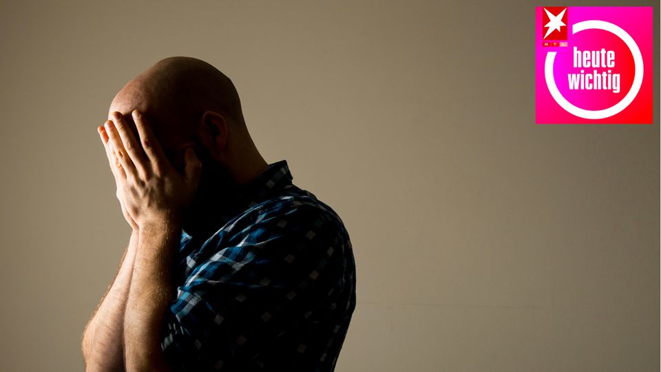 Ein Mann schlägt die Hände vor den Augen zusammen