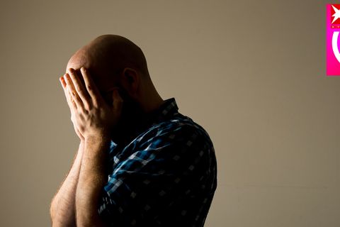 Ein Mann schlägt die Hände vor den Augen zusammen
