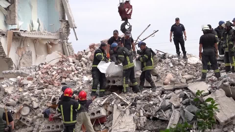 Umkämpftes Donezk: "Terroristischer Angriff" – Dutzende Zivilisten nach Raketenbeschuss unter Trümmern eingeschlossen