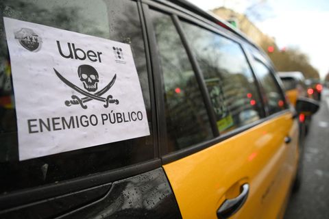 In zahlreichen europäischen Städten - hier ein Bild aus Barcelona - kam es zu Protesten der Taxifahrer gegen den neuen Konkurrenten Uber