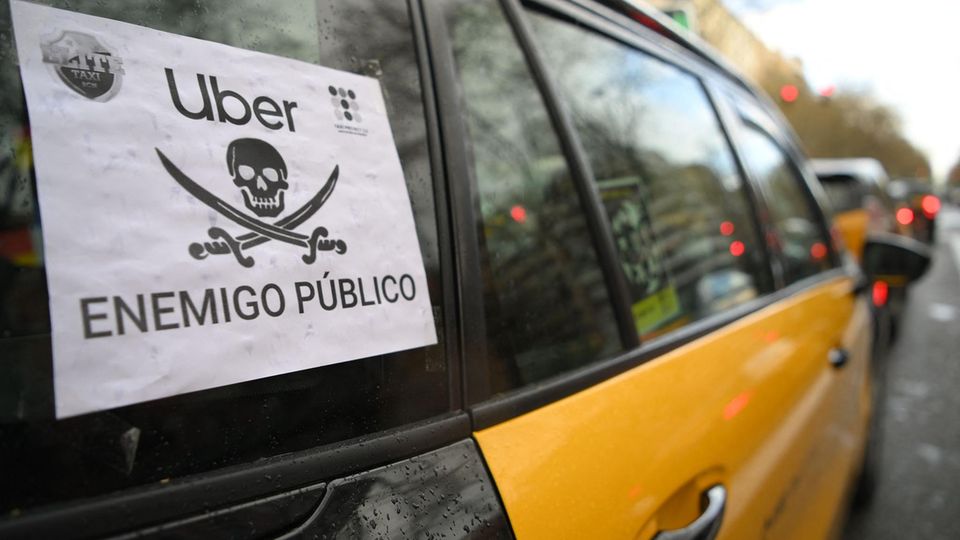 In zahlreichen europäischen Städten - hier ein Bild aus Barcelona - kam es zu Protesten der Taxifahrer gegen den neuen Konkurrenten Uber