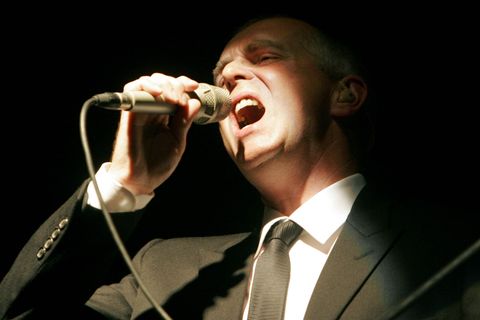 Neil Tennant von der britischen Popgruppe Pet Shop Boys singt in der Alten Oper in Frankfurt