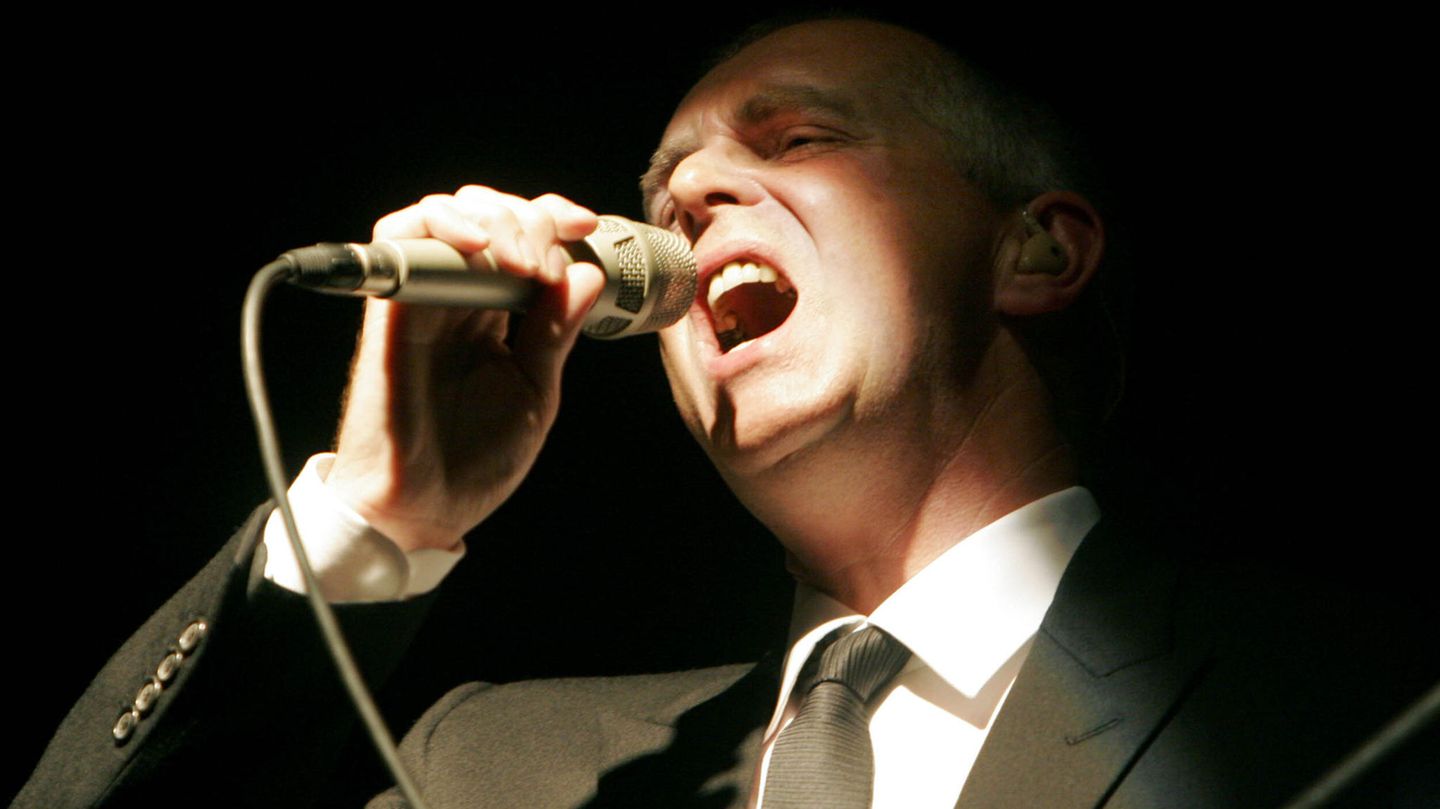 Neil Tennant von der britischen Popgruppe Pet Shop Boys singt in der Alten Oper in Frankfurt