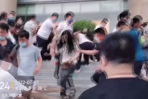 Video: Ausschreitungen in China - Bankkunden fordern Gelder zurück