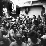 Das Schiff war bis unters Dach mit Menschen beladen.