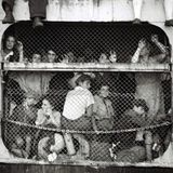 Auf dem Schiff drängen sich die Menschen dicht an dicht.