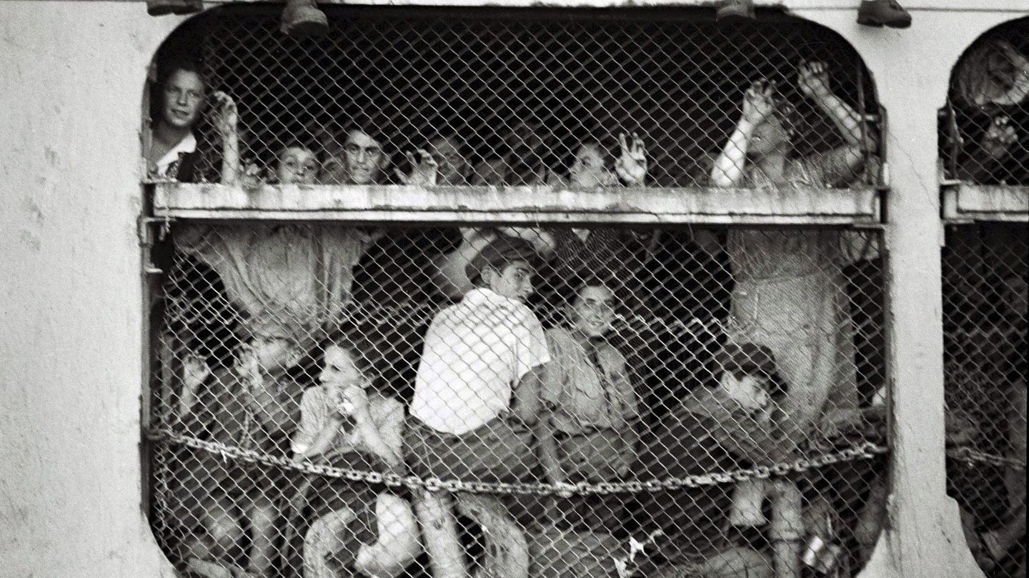 Auf dem Schiff drängen sich die Menschen dicht an dicht.