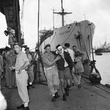 Nach den Kämpfen mit den britischen Soldaten sind einige Geflüchtete schwer gezeichnet.