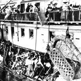 Britische Soldaten mit weißen Helmen bahnen sich unter Anwendung von Tränengas ihren Weg auf dem Schiff.