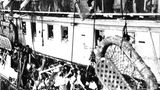 Britische Soldaten mit weißen Helmen bahnen sich unter Anwendung von Tränengas ihren Weg auf dem Schiff.