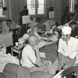 Durch englische Soldaten verletzte Passagiere der Exodus in Pöppendorf.