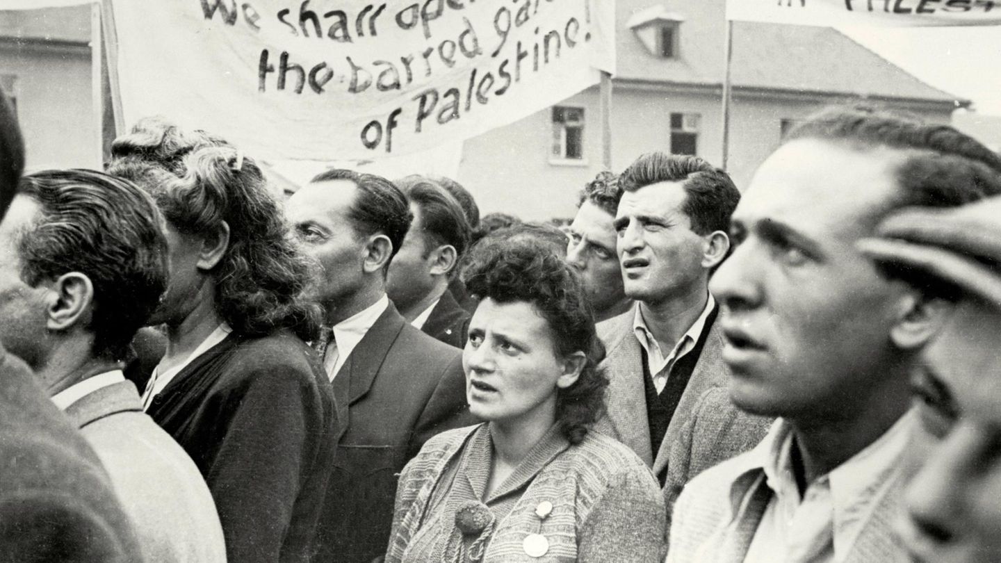 Demonstranten fordern, die Tore von Palästina für die Geflüchteten zu öffnen.