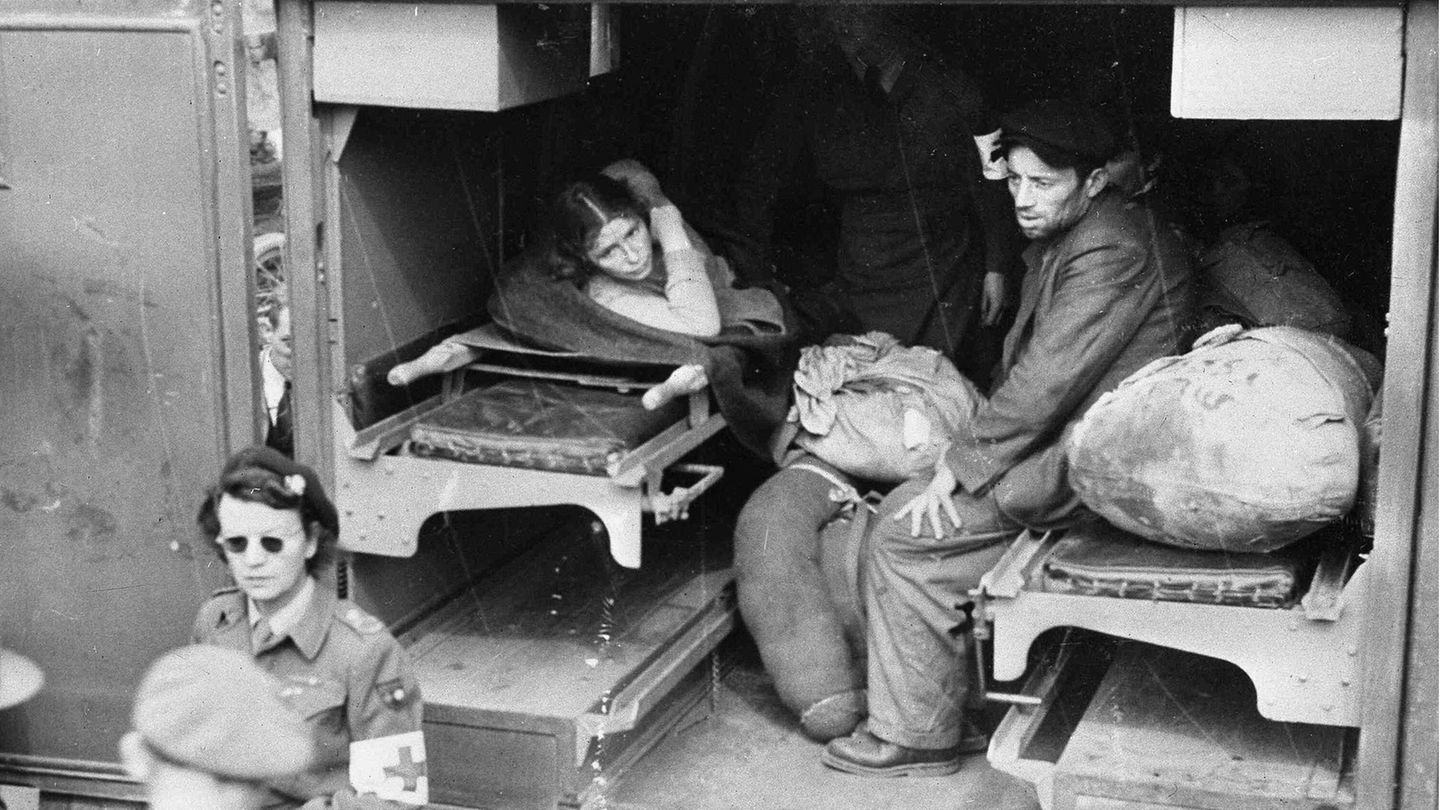 Das Rote Kreuz versorgte Flüchtlinge in der Bahn.