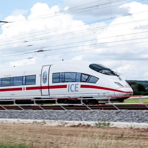 Ein Deutsche Bahn-ICE fährt durch die Landschaft