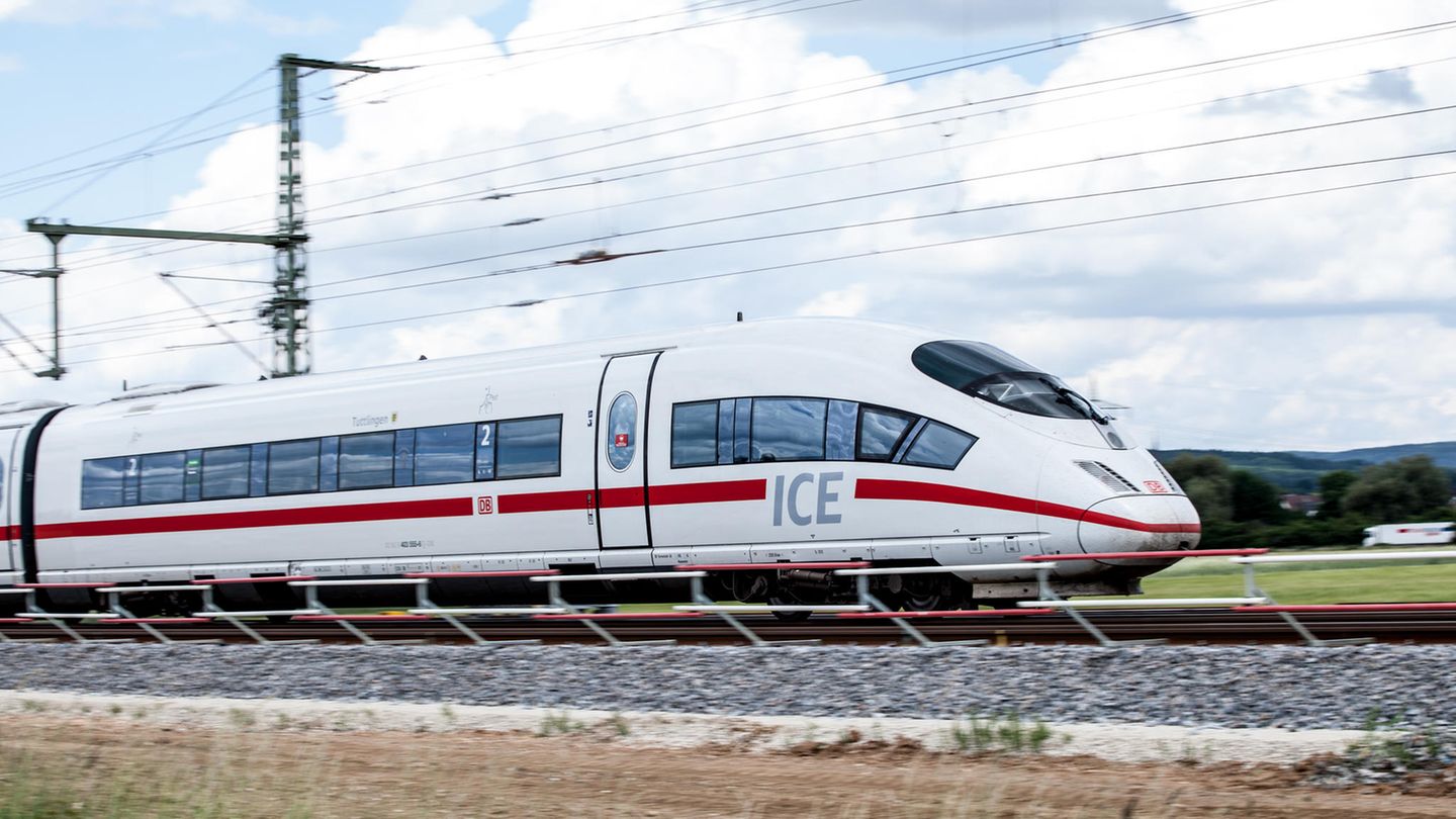 Ein Deutsche Bahn-ICE fährt durch die Landschaft