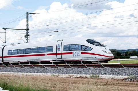 Ein Deutsche Bahn-ICE fährt durch die Landschaft