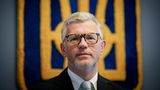 Seit Dezember 2014 ist Andrej Melnyk Botschafter der Ukraine in Berlin. Bis zum russischen Angriff auf die Ukraine im Februar 2022 dürfte sein Name den wenigstens Deutschen etwas gesagt haben. Doch in wenigen Monaten hat er die Interessen seines Landes so vehement zu Gehör gebracht, dass ihn nun die meisten Menschen in Deutschland kennen dürften.  Kurz vor dem Ausbruch des Krieges sagte er im Interview mit dem stern: "Meine Aufgabe ist es, die Hand in die Wunde zu legen." Kurz vor einer Moskau-Reise von Bundeskanzler Olaf Scholz (SPD) hat er ihm im Deutschlandfunk "Leisetreterei" vorgeworfen und Scholz aufgefordert, nach Moskau nicht nur seinen "lässigen Pullover" mitzunehmen, "sondern auch im Koffer eine Sanktionskeule".