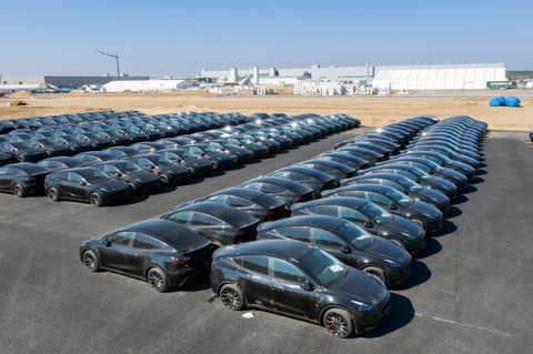 Tesla Y Modelle stehen auf einem Gelände der neuen Gigafactory in Grünheide