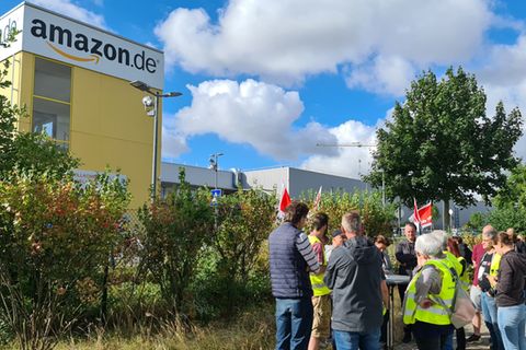 Mitarbeiter von Amazon folgen einem Streikaufruf der Gewerkschaft Verdi