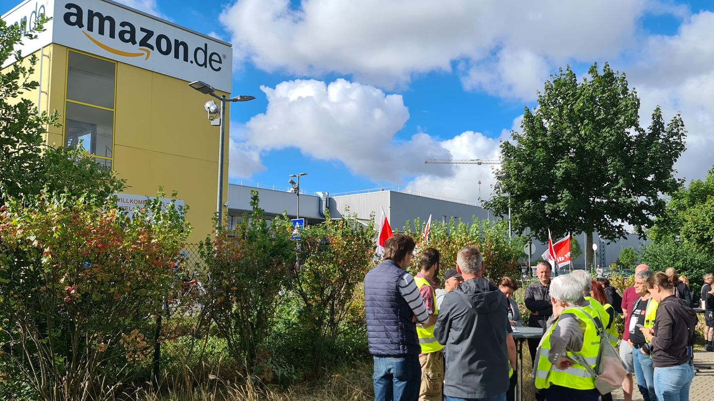 Mitarbeiter von Amazon folgen einem Streikaufruf der Gewerkschaft Verdi