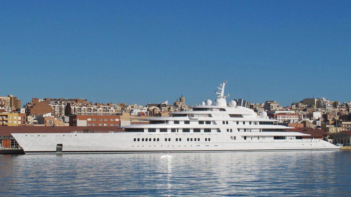 Hubschrauber, Kinos und Pools: Seit 2013 ist sie die längste Jacht der Welt: die "Azzam" im Besitz der Herrscherfamilie Abu Dhabis. Mit 180 Metern ist die Megajacht 16 Meter länger als die "Fulk Al Salamah" auf Rang zwei, dabei war nach Medienberichten gar nicht das Ziel, die größte Jacht der Welt zu bauen. Demnach soll sie ursprünglich mit einer Länge von 145 Metern geplant worden sein, durch das komplexe Motorensystem und die Treibstofftanks wurde sie aber um 35 Meter verlängert. Wer so viel Platz hat, lässt sich nicht lumpen. In dem 500 Millionen Euro teuren Schiff findet sich Platz für 36 Gäste und bis zu 80 Crew-Mitglieder, zwei Schwimmbäder, ein Kino und ein Saal mit einer Größe von 520 Quadratmetern. Seit 2013 ist sie die längste Jacht der Welt: die "Azzam" im Besitz der Herrscherfamilie Abu Dhabis. Mit 180 Metern ist die Megajacht 16 Meter länger als die "Fulk Al Salamah" auf Rang zwei, dabei war nach Medienberichten gar nicht das Ziel, die größte Jacht der Welt zu bauen. Demnach soll sie ursprünglich mit einer Länge von 145 Metern geplant worden sein, durch das komplexe Motorensystem und die Treibstofftanks wurde sie aber um 35 Meter verlängert. Wer so viel Platz hat, lässt sich nicht lumpen. In dem 500 Millionen Euro teuren Schiff findet sich Platz für 36 Gäste und bis zu 80 Crew-Mitglieder, zwei Schwimmbäder, ein Kino und ein Saal mit einer Größe von 520 Quadratmetern.