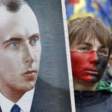 Kurz darauf erwischte ihn die Sache mit Stepan Bandera, dem umstrittenen ukrainischen Nationalisten, dem Historiker Kollaboration mit den Nazis und eine Mitverantwortung für die Ermordung von Polen und Juden im Zweiten Weltkrieg vorwerfen. In Melnyks Heimat, der Westukraine, wird Bandera allerdings auch von vielen bis heute als Freiheitskämpfer verehrt – wie etwa auf einer Demo in Kiew 2009, auf der dieser Demonstrant ein Bandera-Porträt trug.   In einem Interview mit dem Journalisten Tilo Jung nahm der Botschafter Bandera gegen den Vorwurf in Schutz, er sei ein Massenmörder. Dafür wurde er nicht nur vom eigenen Außenministerium, sondern auch von der polnischen Regierung und der israelischen Botschaft scharf kritisiert. Erst Tage später reagierte Melnyk darauf und wies auf Twitter den Vorwurf zurück, er habe damit den Holocaust verharmlost. Seitdem schweigt er wieder.