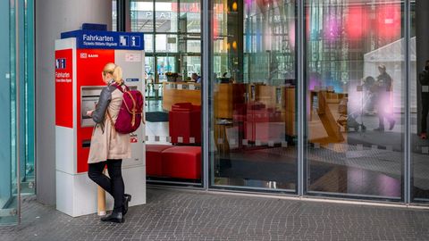 Frau an einem Fahrkartenautomat der Deutschen Bahn: Was folgt auf das 9-Euro-Ticket?