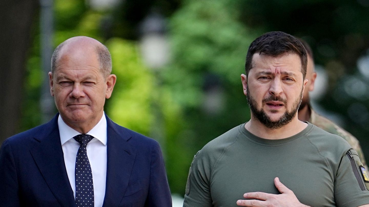 Der Groll Melnyks auf die Regierung legte sich erst mit der Lieferung der ersten schweren Waffen in die Ukraine, der Reise des Kanzlers nach Kiew Mitte Juni und dessen Unterstützung für den EU-Kandidatenstatus der Ukraine. Melnyk lobte den Kanzler sogar dafür.